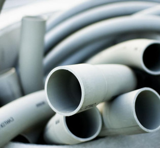 Как кислоты и щелочи влияют на эксплуатационные характеристики пластиковых труб